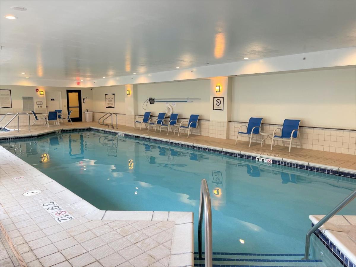 Staybridge Suites Milwaukee West-Oconomowoc By Ihg Esterno foto