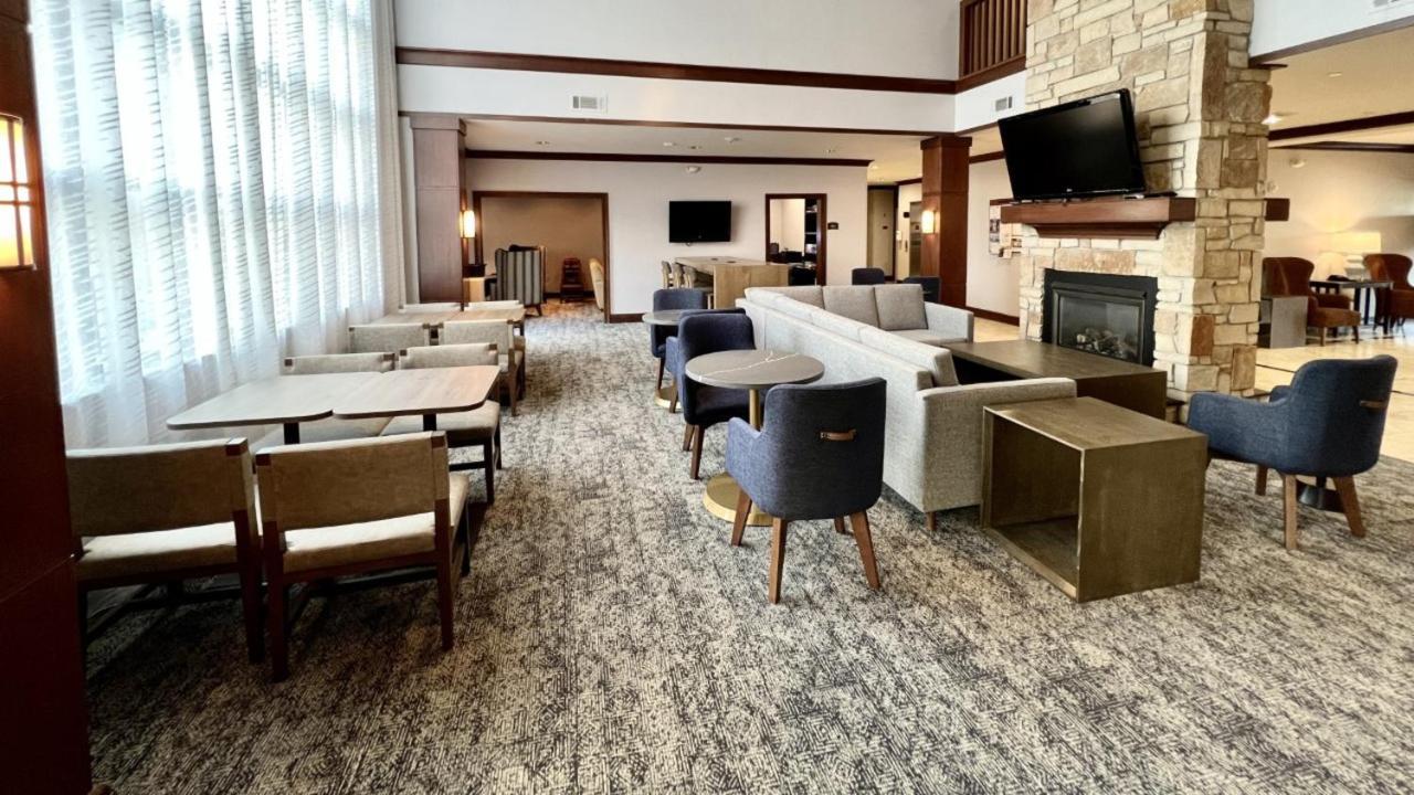 Staybridge Suites Milwaukee West-Oconomowoc By Ihg Esterno foto