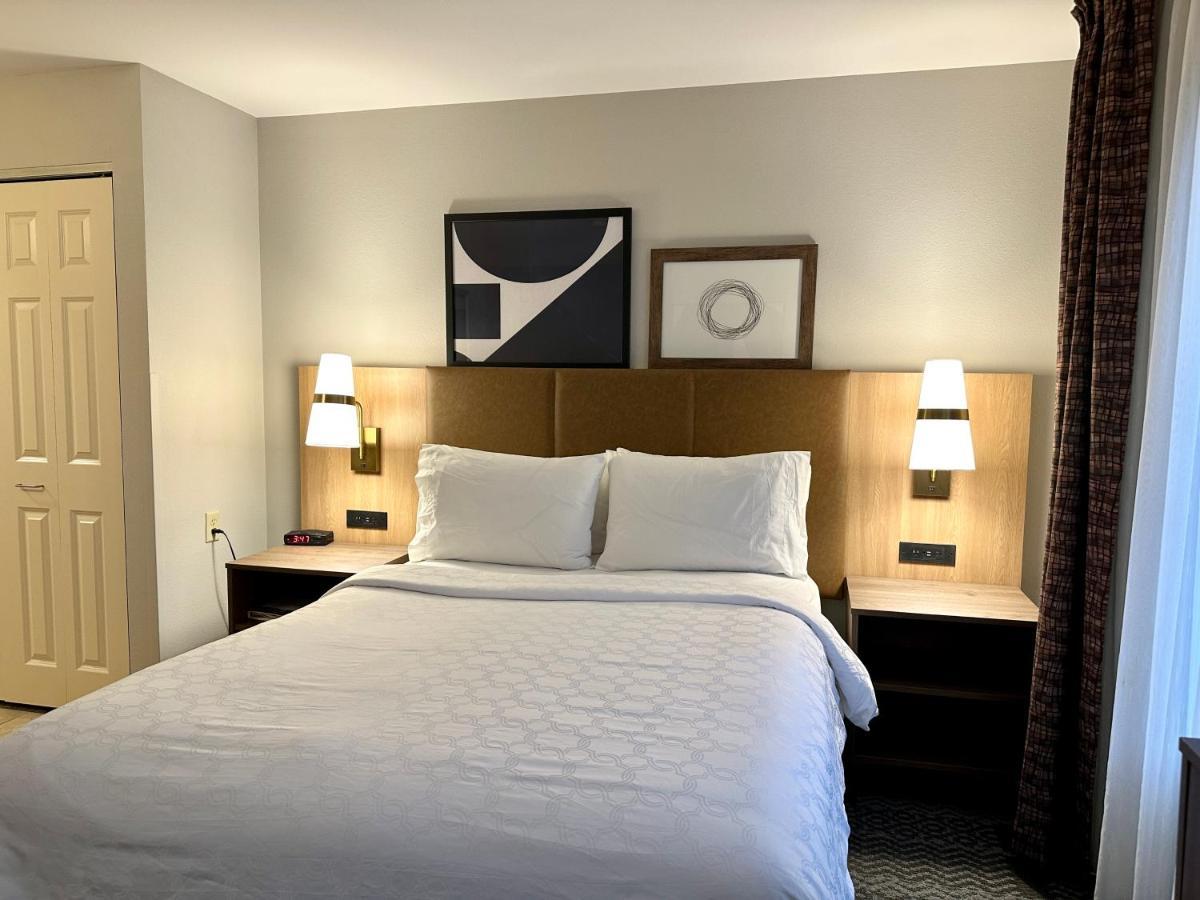 Staybridge Suites Milwaukee West-Oconomowoc By Ihg Esterno foto